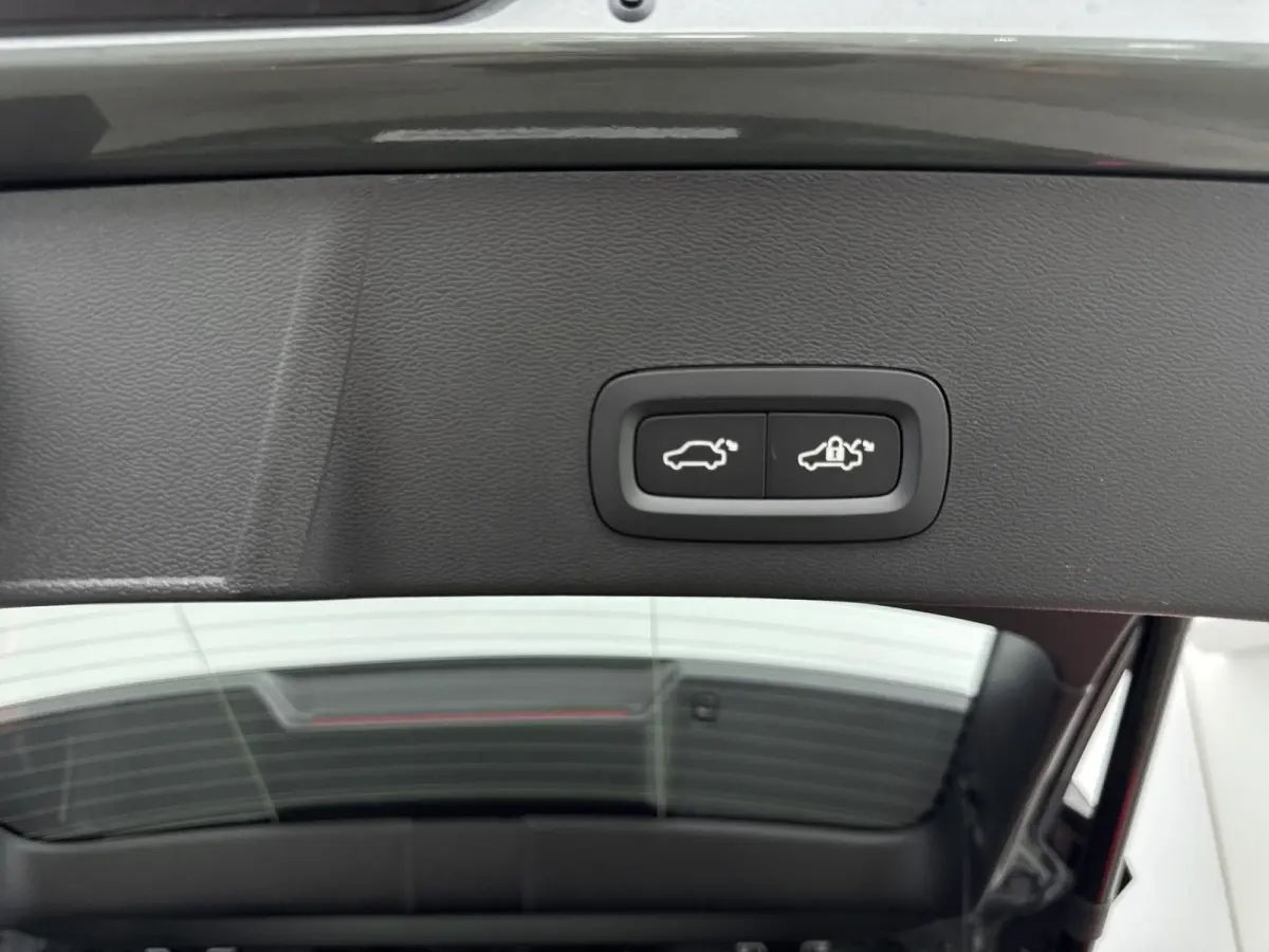Single Motor Extended Range Plus Europa 82 kWh | 19 inch LM | Harman/Kardon | PDC V+A en Camera | Elektrische stoelbediening met geheugen | Stoel + Stuur verwarming | Warmtepomp | BLIS |