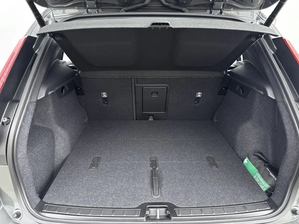 Single Motor Extended Range Plus Europa 82 kWh | 19 inch LM | Harman/Kardon | PDC V+A en Camera | Elektrische stoelbediening met geheugen | Stoel + Stuur verwarming | Warmtepomp | BLIS |