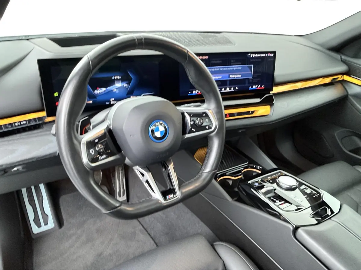 eDrive40 84 kWh M Sport Pro | Glazen Panoramadak | 21" Individual | Leder |  Stuur- & Stoelverwarming | Driving Assistant Professional | Harman Kardon | Head-Up | Stoelventilatie | Comfort A