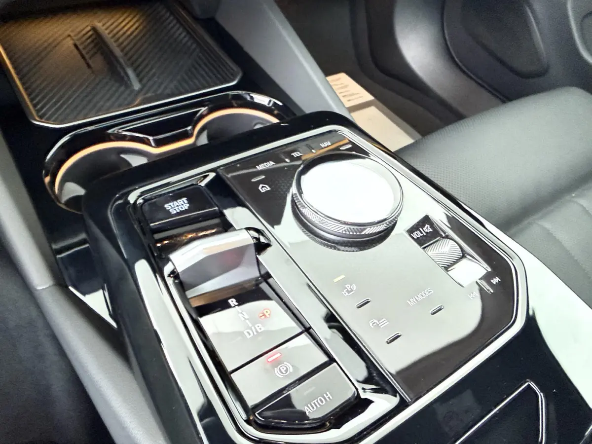 eDrive40 84 kWh M Sport Pro | Glazen Panoramadak | 21" Individual | Leder |  Stuur- & Stoelverwarming | Driving Assistant Professional | Harman Kardon | Head-Up | Stoelventilatie | Comfort A
