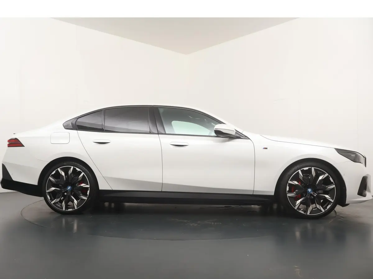 eDrive40 84 kWh M Sport Pro | Glazen Panoramadak | 21" Individual | Leder |  Stuur- & Stoelverwarming | Driving Assistant Professional | Harman Kardon | Head-Up | Stoelventilatie | Comfort A