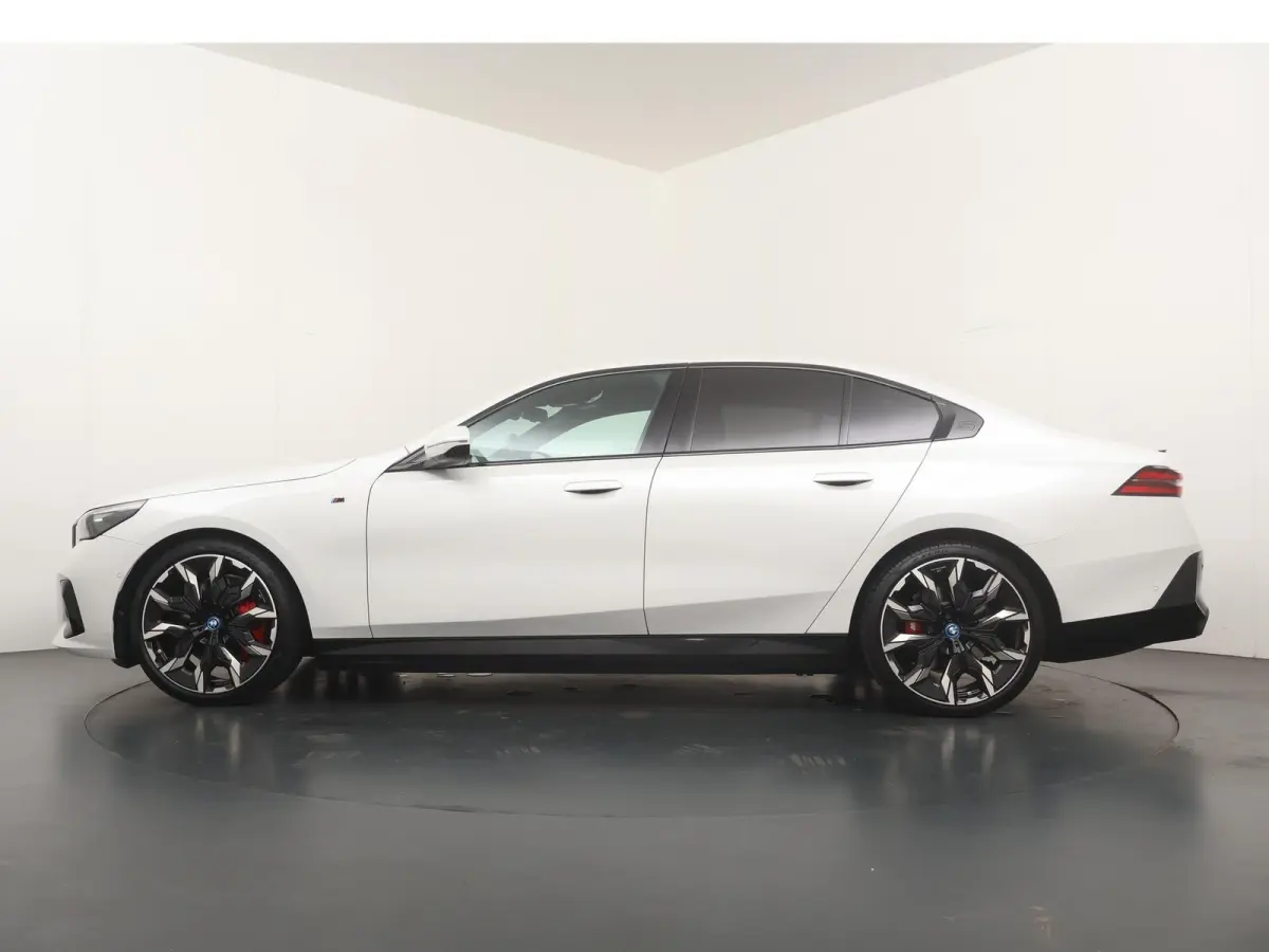 eDrive40 84 kWh M Sport Pro | Glazen Panoramadak | 21" Individual | Leder |  Stuur- & Stoelverwarming | Driving Assistant Professional | Harman Kardon | Head-Up | Stoelventilatie | Comfort A
