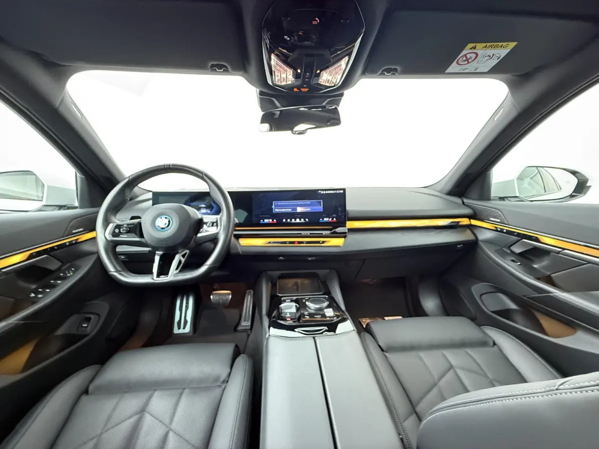 eDrive40 84 kWh M Sport Pro | Glazen Panoramadak | 21" Individual | Leder |  Stuur- & Stoelverwarming | Driving Assistant Professional | Harman Kardon | Head-Up | Stoelventilatie | Comfort A