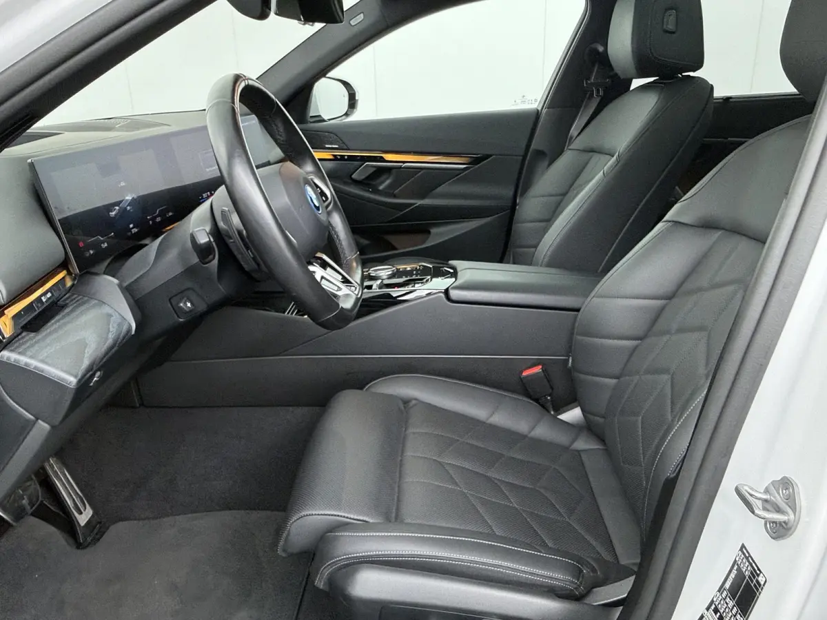 eDrive40 84 kWh M Sport Pro | Glazen Panoramadak | 21" Individual | Leder |  Stuur- & Stoelverwarming | Driving Assistant Professional | Harman Kardon | Head-Up | Stoelventilatie | Comfort A