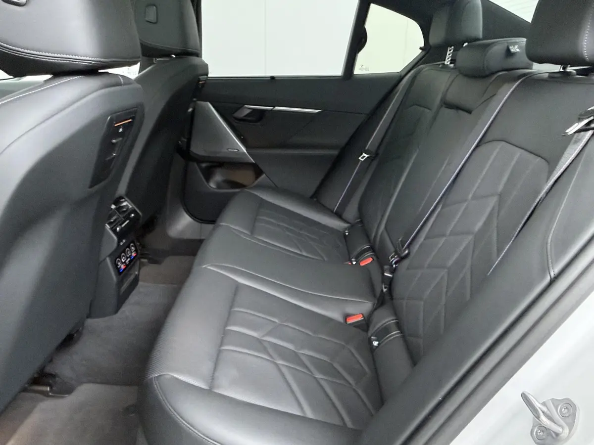 eDrive40 84 kWh M Sport Pro | Glazen Panoramadak | 21" Individual | Leder |  Stuur- & Stoelverwarming | Driving Assistant Professional | Harman Kardon | Head-Up | Stoelventilatie | Comfort A