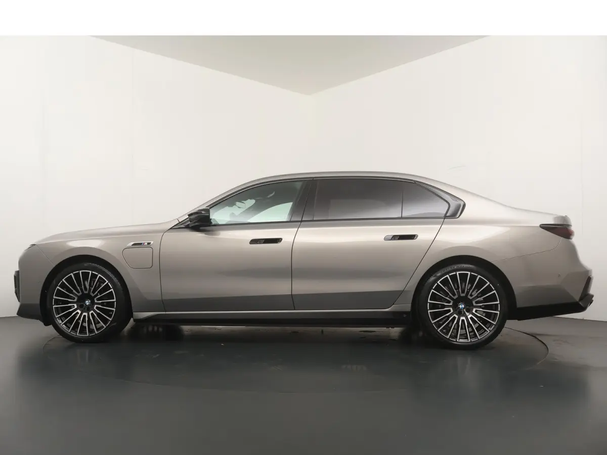 M760e xDrive | Trekhaak | SoH 100% | Skylounge Executive Lounge | Rear Console | Bowers&Wilkins |