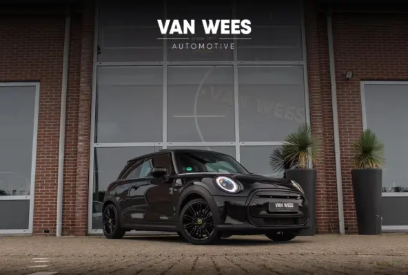 MINI Yours 33 kWh | 1e eigenaar | NL auto | Driving Assistant | Apple Carplay | Panoramadak | Keyless entry | Sportstoelen | DAB | Warmtepomp | Camera | Cruise control