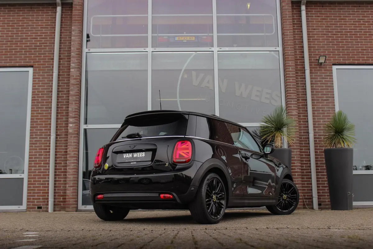 MINI Yours 33 kWh | 1e eigenaar | NL auto | Driving Assistant | Apple Carplay | Panoramadak | Keyless entry | Sportstoelen | DAB | Warmtepomp | Camera | Cruise control