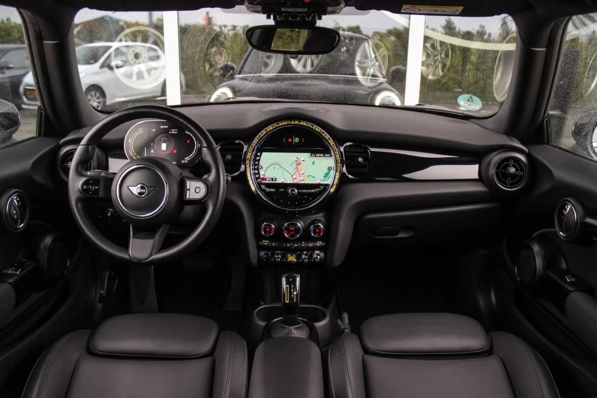 MINI Yours 33 kWh | 1e eigenaar | NL auto | Driving Assistant | Apple Carplay | Panoramadak | Keyless entry | Sportstoelen | DAB | Warmtepomp | Camera | Cruise control