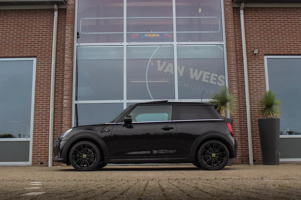 MINI Yours 33 kWh | 1e eigenaar | NL auto | Driving Assistant | Apple Carplay | Panoramadak | Keyless entry | Sportstoelen | DAB | Warmtepomp | Camera | Cruise control