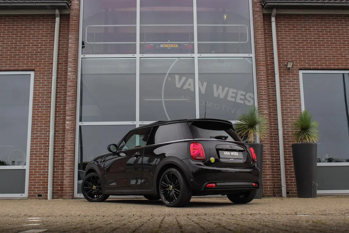 MINI Yours 33 kWh | 1e eigenaar | NL auto | Driving Assistant | Apple Carplay | Panoramadak | Keyless entry | Sportstoelen | DAB | Warmtepomp | Camera | Cruise control