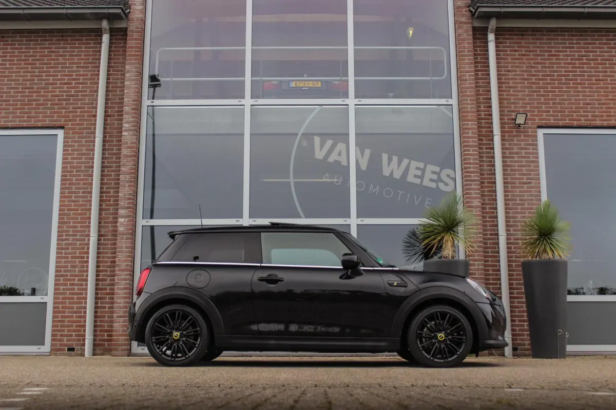 MINI Yours 33 kWh | 1e eigenaar | NL auto | Driving Assistant | Apple Carplay | Panoramadak | Keyless entry | Sportstoelen | DAB | Warmtepomp | Camera | Cruise control