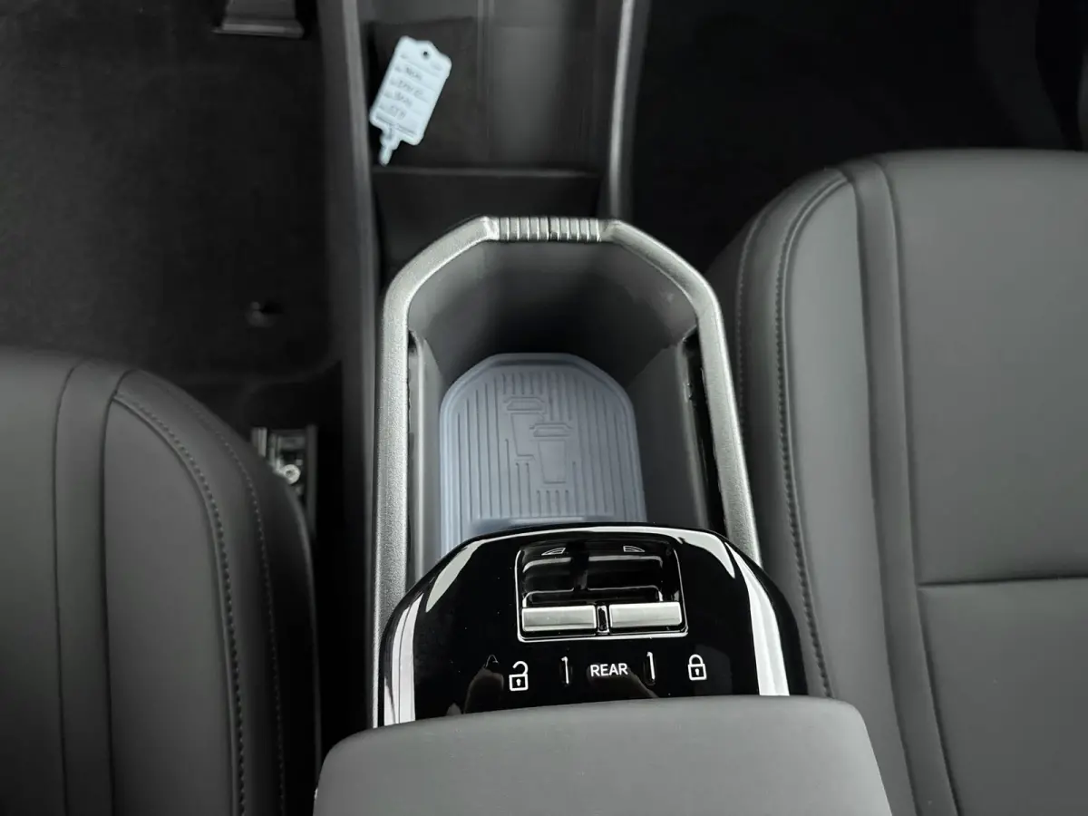 P5 Long Range Ultra Europa 69 kWh | Cruise control adaptief met Stop&Go en stuurhulp | Draadloze telefoonlader | Elektrisch bedienbare achterklep