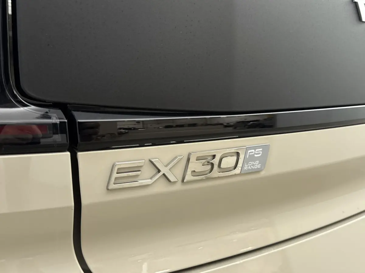 P5 Long Range Ultra Europa 69 kWh | Cruise control adaptief met Stop&Go en stuurhulp | Draadloze telefoonlader | Elektrisch bedienbare achterklep