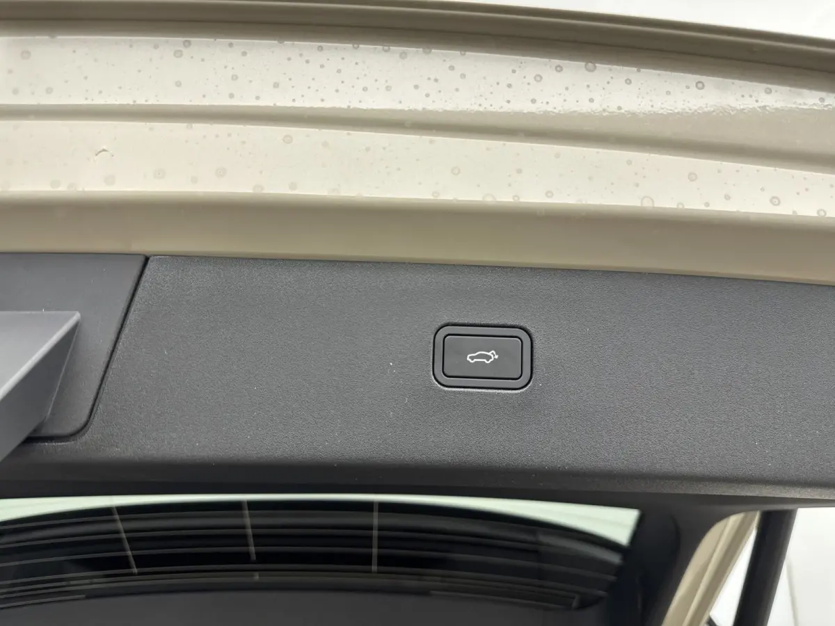 P5 Long Range Ultra Europa 69 kWh | Cruise control adaptief met Stop&Go en stuurhulp | Draadloze telefoonlader | Elektrisch bedienbare achterklep