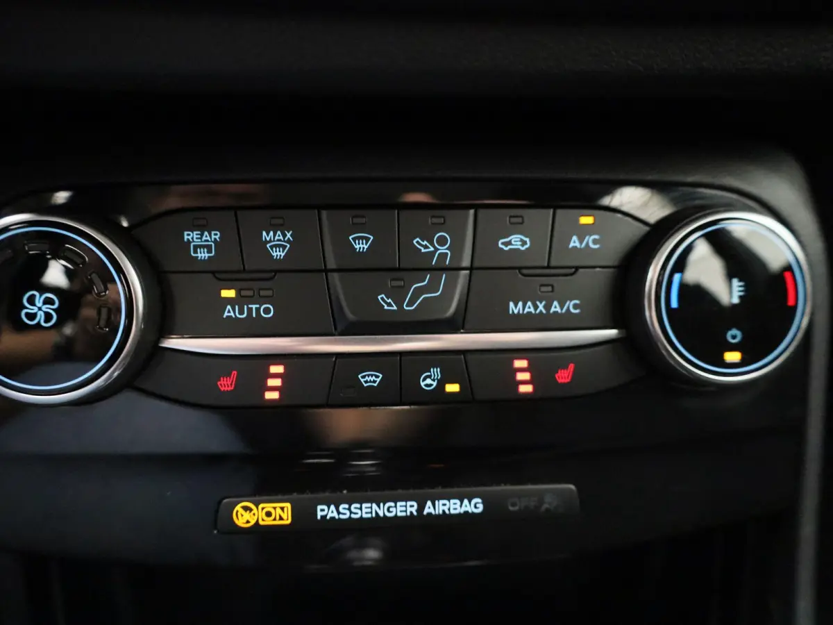 1.0 EcoBoost Titanium X | Navigatie | Stoel/Stuur verwarming | Camera | Apple CarPlay / Android Auto | Climate control | Bluetooth | DAB | Cruise Control | Airco | Parkeersensoren | Lichtmet