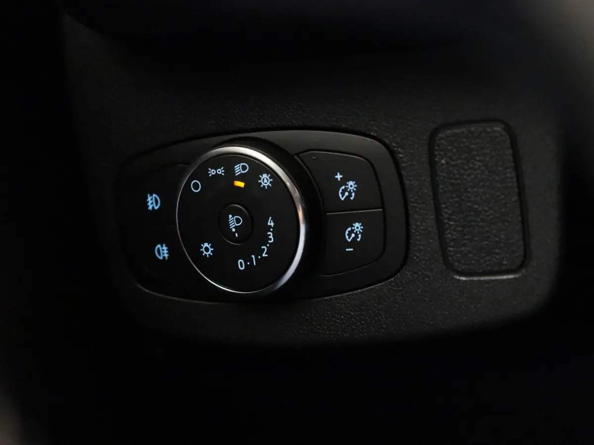 1.0 EcoBoost Titanium X | Navigatie | Stoel/Stuur verwarming | Camera | Apple CarPlay / Android Auto | Climate control | Bluetooth | DAB | Cruise Control | Airco | Parkeersensoren | Lichtmet