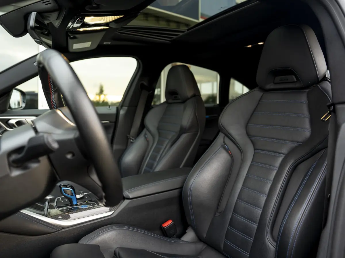 M50 High Executive 84 kWh | SOH 100%! | Pano | Memory stoel | Leder | M Stoelen | HuD | Comfort Access | Carbon Fibre int. | Tansanit Blau | 19" Y-spaak 859M wielen | Alarm kl.3
