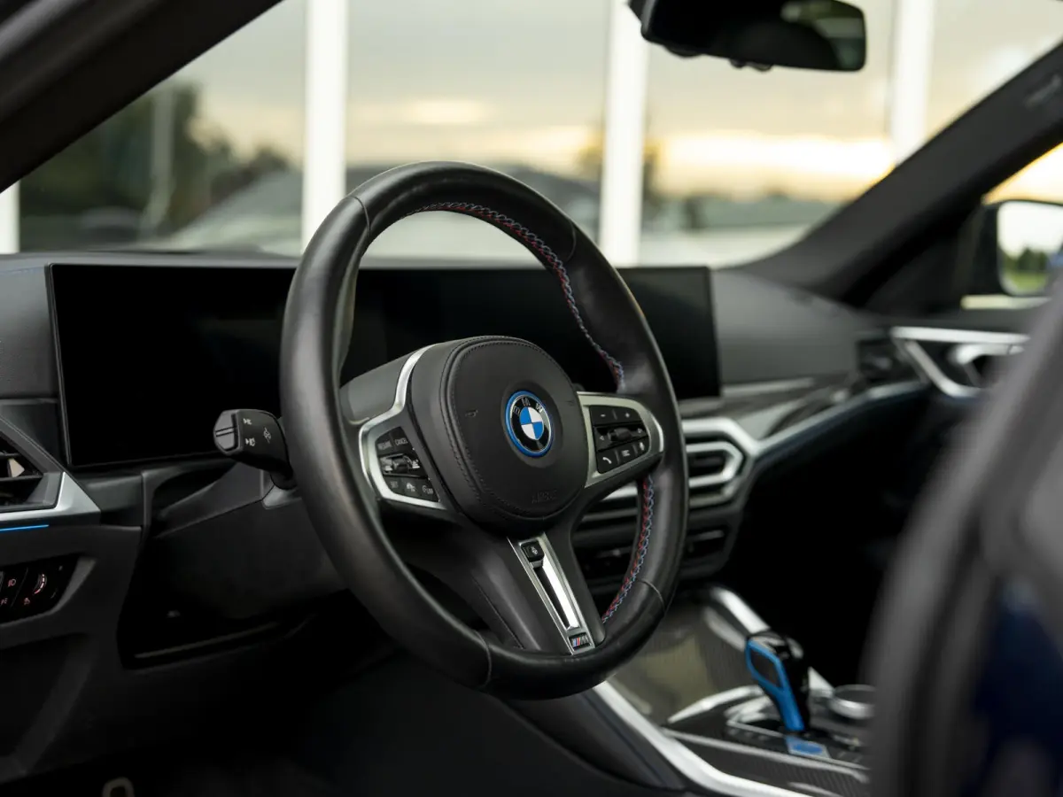 M50 High Executive 84 kWh | SOH 100%! | Pano | Memory stoel | Leder | M Stoelen | HuD | Comfort Access | Carbon Fibre int. | Tansanit Blau | 19" Y-spaak 859M wielen | Alarm kl.3