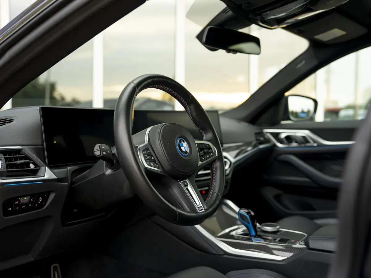 M50 High Executive 84 kWh | SOH 100%! | Pano | Memory stoel | Leder | M Stoelen | HuD | Comfort Access | Carbon Fibre int. | Tansanit Blau | 19" Y-spaak 859M wielen | Alarm kl.3