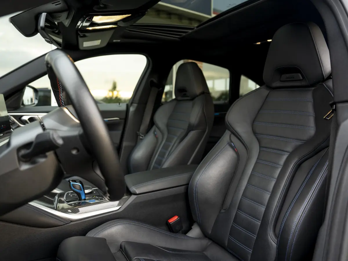 M50 High Executive 84 kWh | SOH 100%! | Pano | Memory stoel | Leder | M Stoelen | HuD | Comfort Access | Carbon Fibre int. | Tansanit Blau | 19" Y-spaak 859M wielen | Alarm kl.3