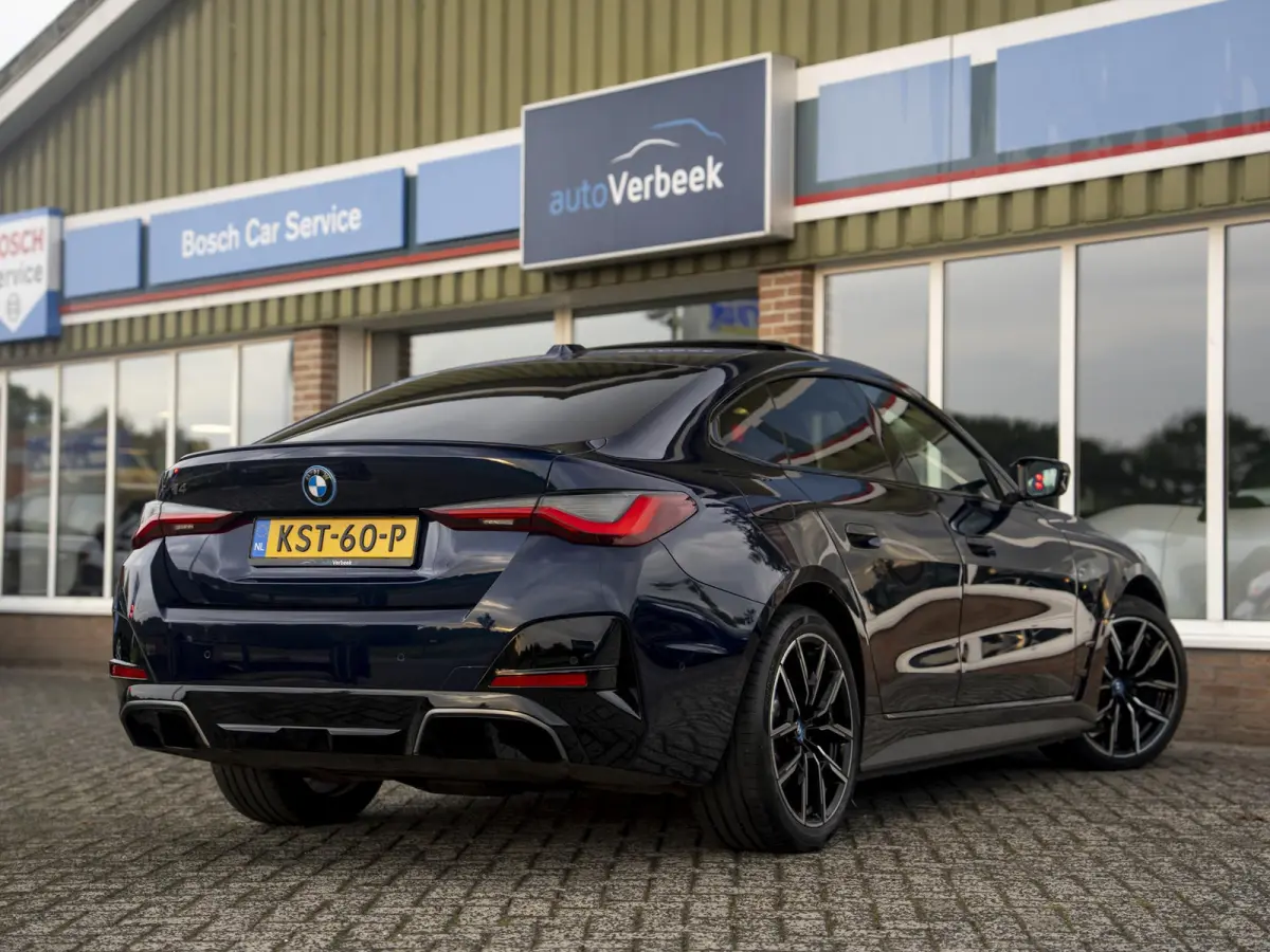 M50 High Executive 84 kWh | SOH 100%! | Pano | Memory stoel | Leder | M Stoelen | HuD | Comfort Access | Carbon Fibre int. | Tansanit Blau | 19" Y-spaak 859M wielen | Alarm kl.3
