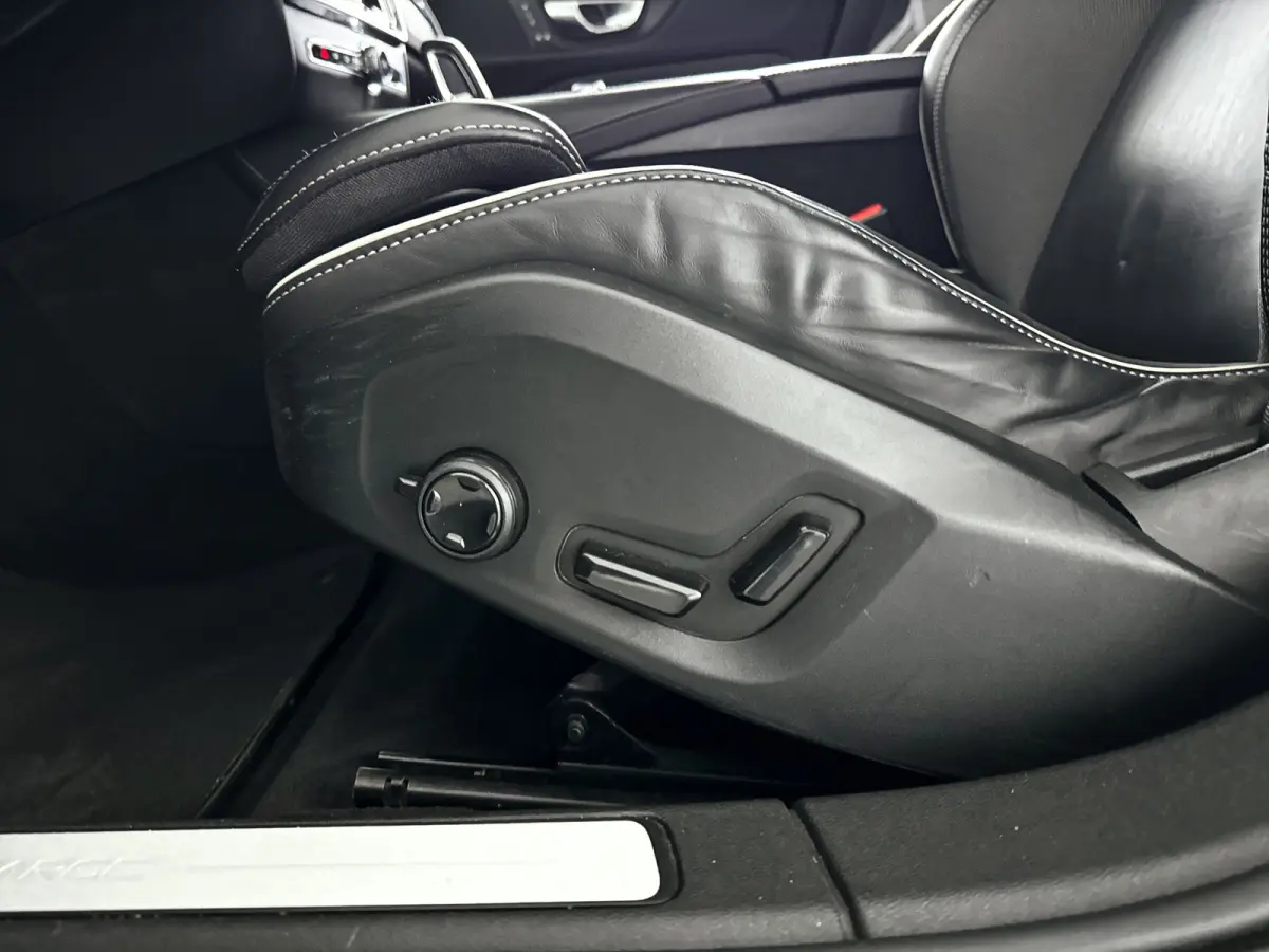 T6 Plug-in hybrid AWD Plus Dark | Panoramadak | Parkeercamera | Stoel- en Stuurverwarming | Trekhaak