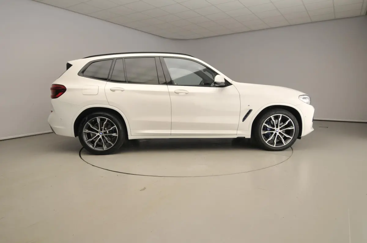 xDrive30i M-Sportpakket | LED | HUD | Panoramadak | Camera | HIFI | Park assist | Alu wielen 20 inch