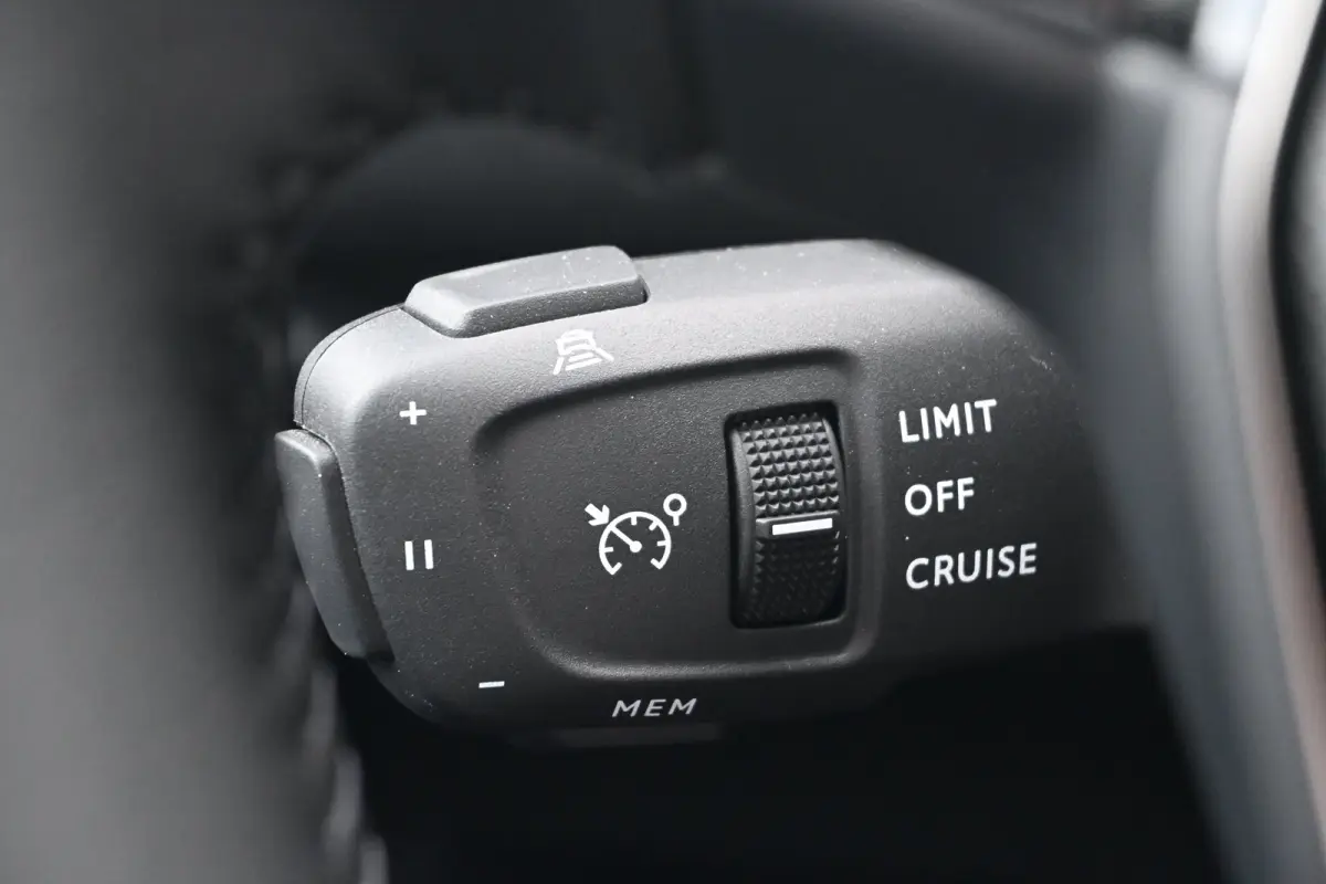 Allure tot 8 Jaar Garantie! | Active Safety Brake met camera en radar (automatisch noodremsysteem) met Distance Alert (waarschuwing dreigende aanrijding) | Advanced Active Safety Brake met c