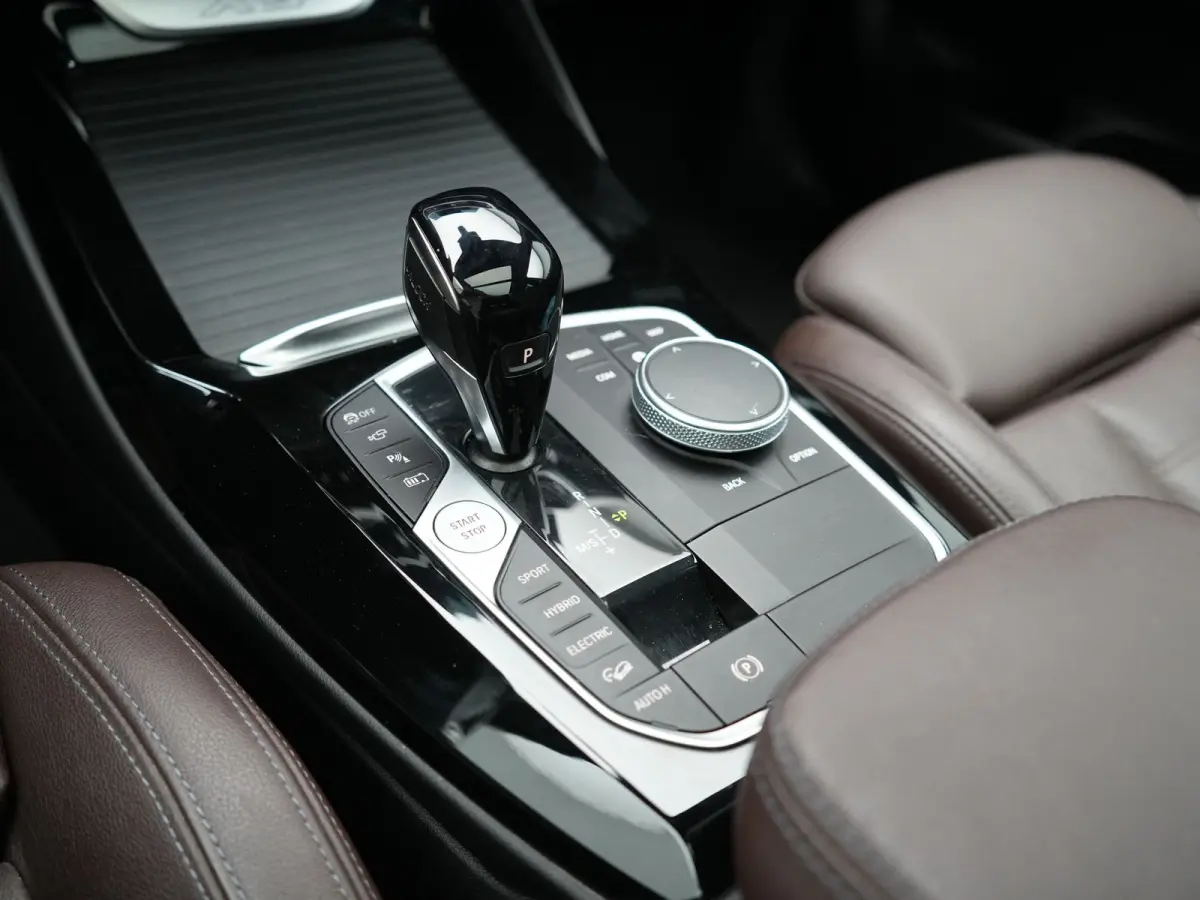 xDrive30e PHEV FACELIFT 293pk Dealer O.H | Trekhaak | Panodak | 360 Camera | Lederen Sportstoelen Verwarmd | Cruise Control | Apple Carplay | Virtual | Navigatie | DAB | 18"L.M | Plug In Hyb