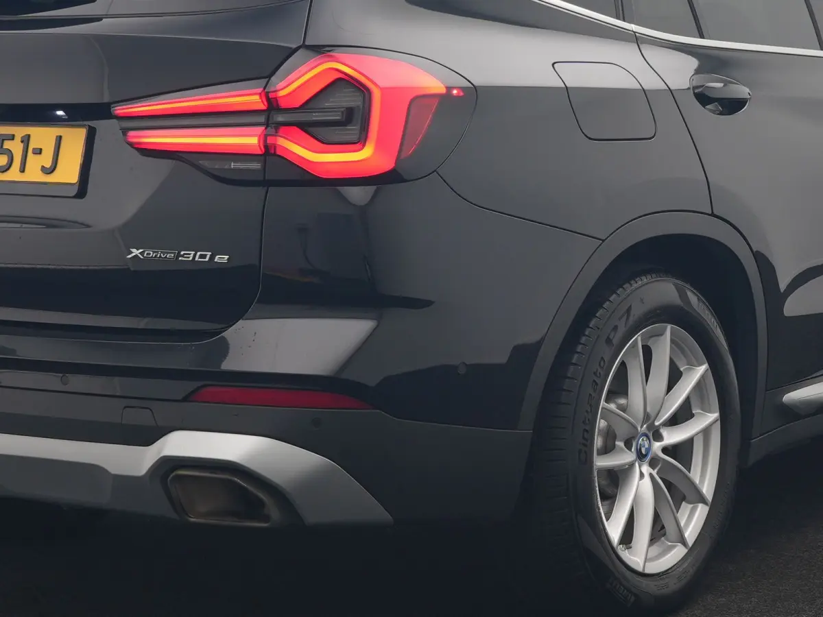 xDrive30e PHEV FACELIFT 293pk Dealer O.H | Trekhaak | Panodak | 360 Camera | Lederen Sportstoelen Verwarmd | Cruise Control | Apple Carplay | Virtual | Navigatie | DAB | 18"L.M | Plug In Hyb