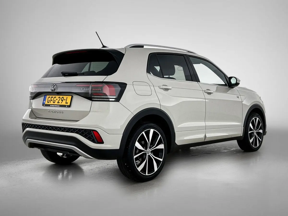 1.0 TSI R-Line 116 PK | Demo | Achteruitrijcamera | Stoelverwarming | Keyless | Parkeersensoren | Navigatie | Digital Cockpit Pro | Apple Carplay | Android Auto | Adaptive Cruise Control |