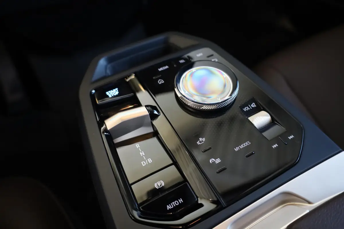 xDrive45 | Elektrische Trekhaak | Stoelventilatie voorin | Driving Assistant (plus) | Head-up Display | Harman Kardon |