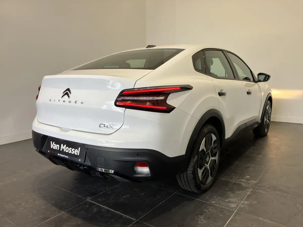 l Parkeersensoren l Apple carplay & Android auto l Airco l Climate Control