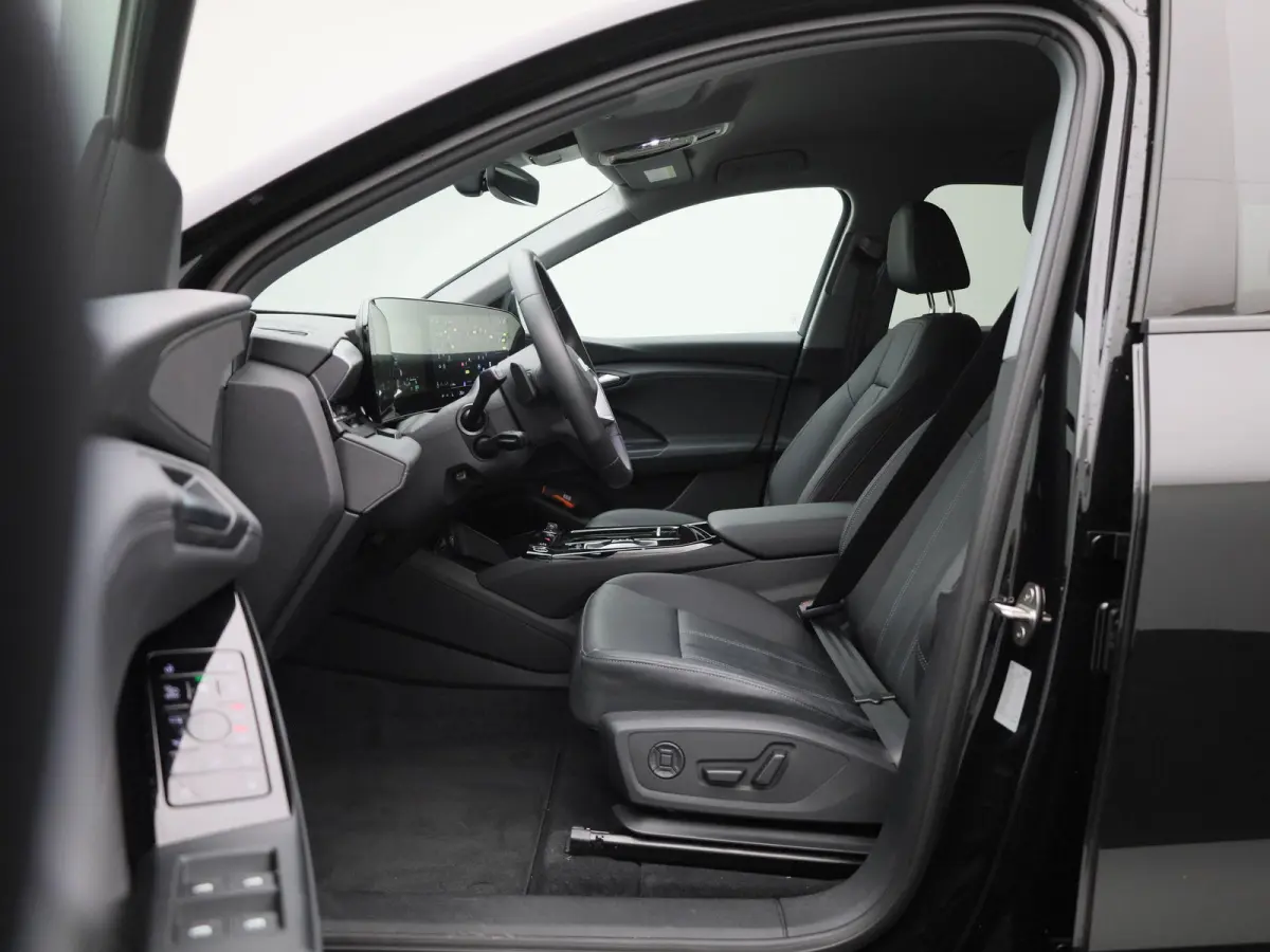 edition 83 kWh | Demo | S-line | Automaat | 360 Camera | Stoelverwarming | Elektrische stoelen | Leder | Lichtmetalen velgen zwart |