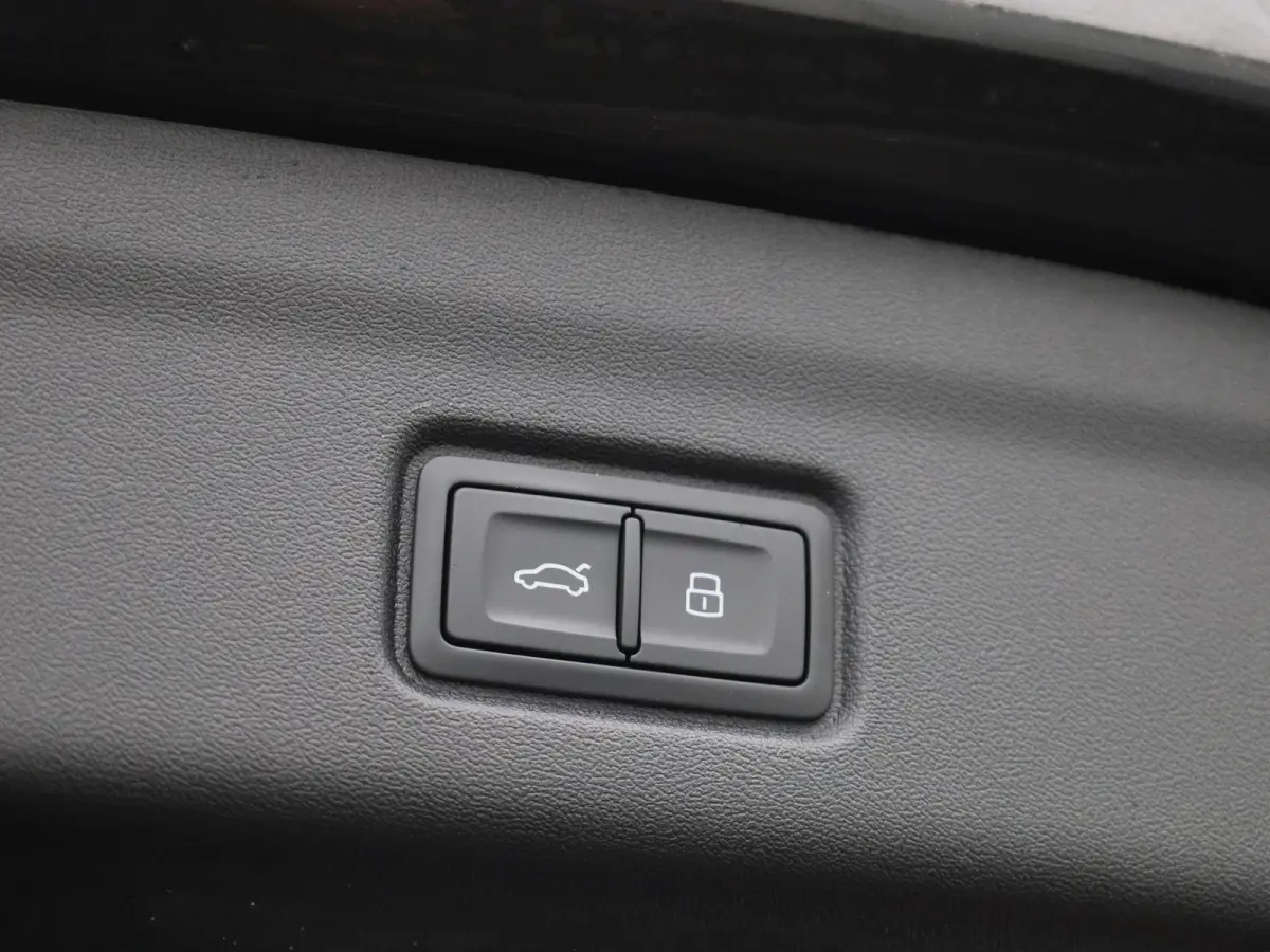edition 83 kWh | Demo | S-line | Automaat | 360 Camera | Stoelverwarming | Elektrische stoelen | Leder | Lichtmetalen velgen zwart |