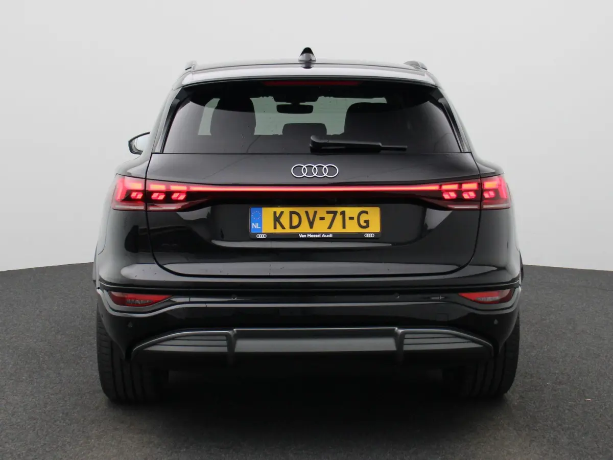 edition 83 kWh | Demo | S-line | Automaat | 360 Camera | Stoelverwarming | Elektrische stoelen | Leder | Lichtmetalen velgen zwart |