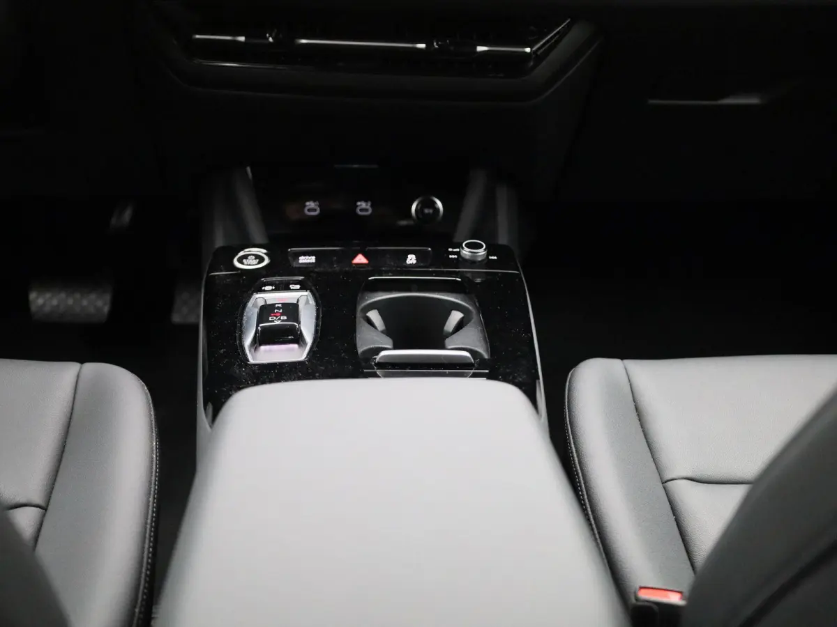 edition 83 kWh | Demo | S-line | Automaat | 360 Camera | Stoelverwarming | Elektrische stoelen | Leder | Lichtmetalen velgen zwart |