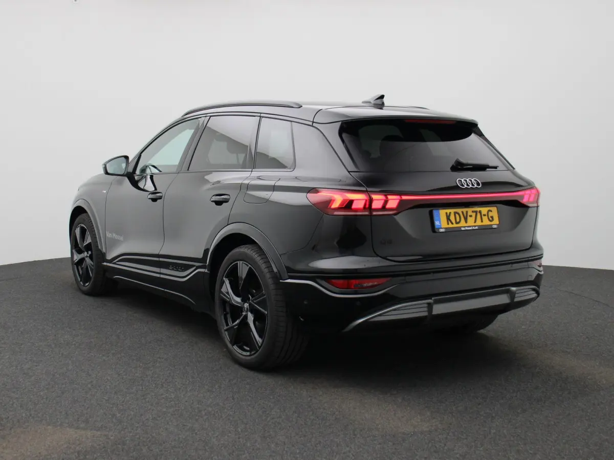 edition 83 kWh | Demo | S-line | Automaat | 360 Camera | Stoelverwarming | Elektrische stoelen | Leder | Lichtmetalen velgen zwart |