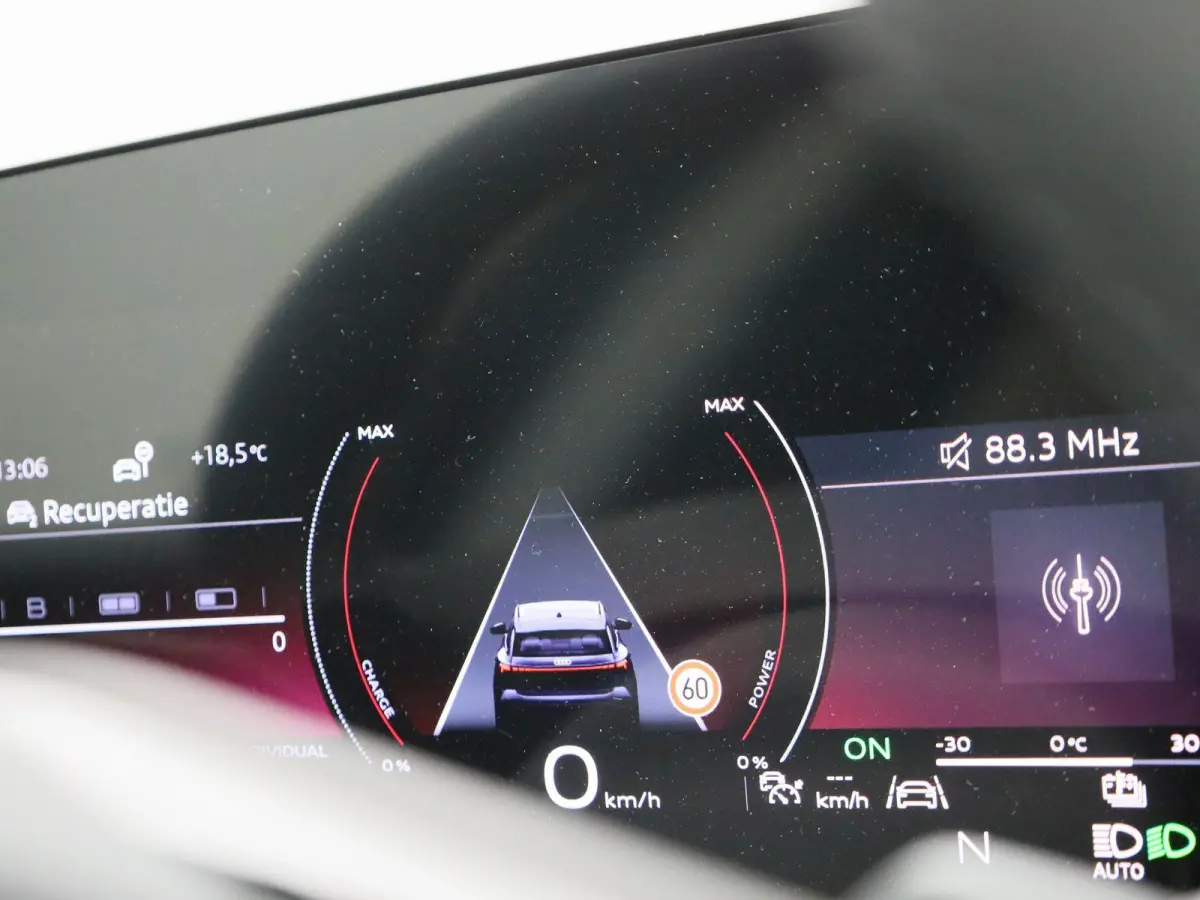 edition 83 kWh | Demo | S-line | Automaat | 360 Camera | Stoelverwarming | Elektrische stoelen | Leder | Lichtmetalen velgen zwart |