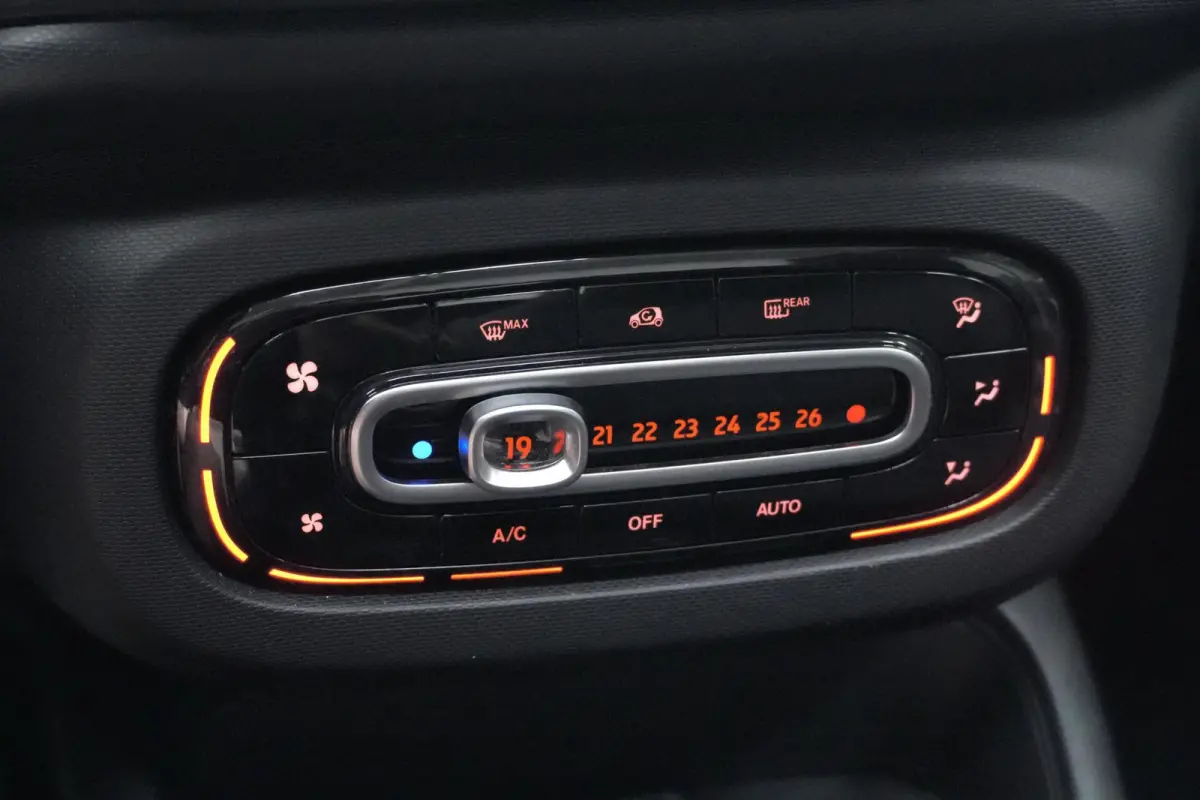 EQ Comfort EQ Comfort | SOH 92,2 % | CarPlay | Cruise | Pdc | Climate | Led | Dealer onderhouden |