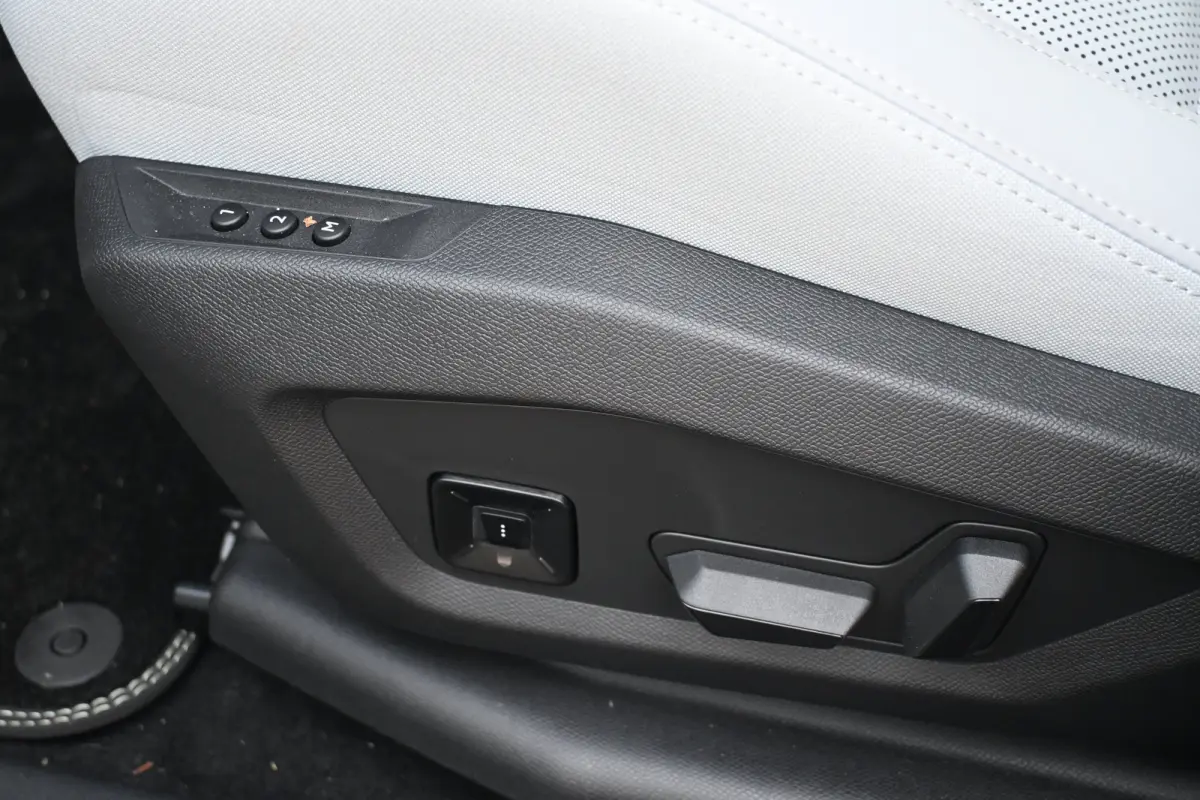Max tot 8 Jaar Garantie ! | Achterbank in 40-20-40 configuratie neerklapbaar | Achterlichten LED | Adaptive cruisecontrol (Adaptive Cruise Control)