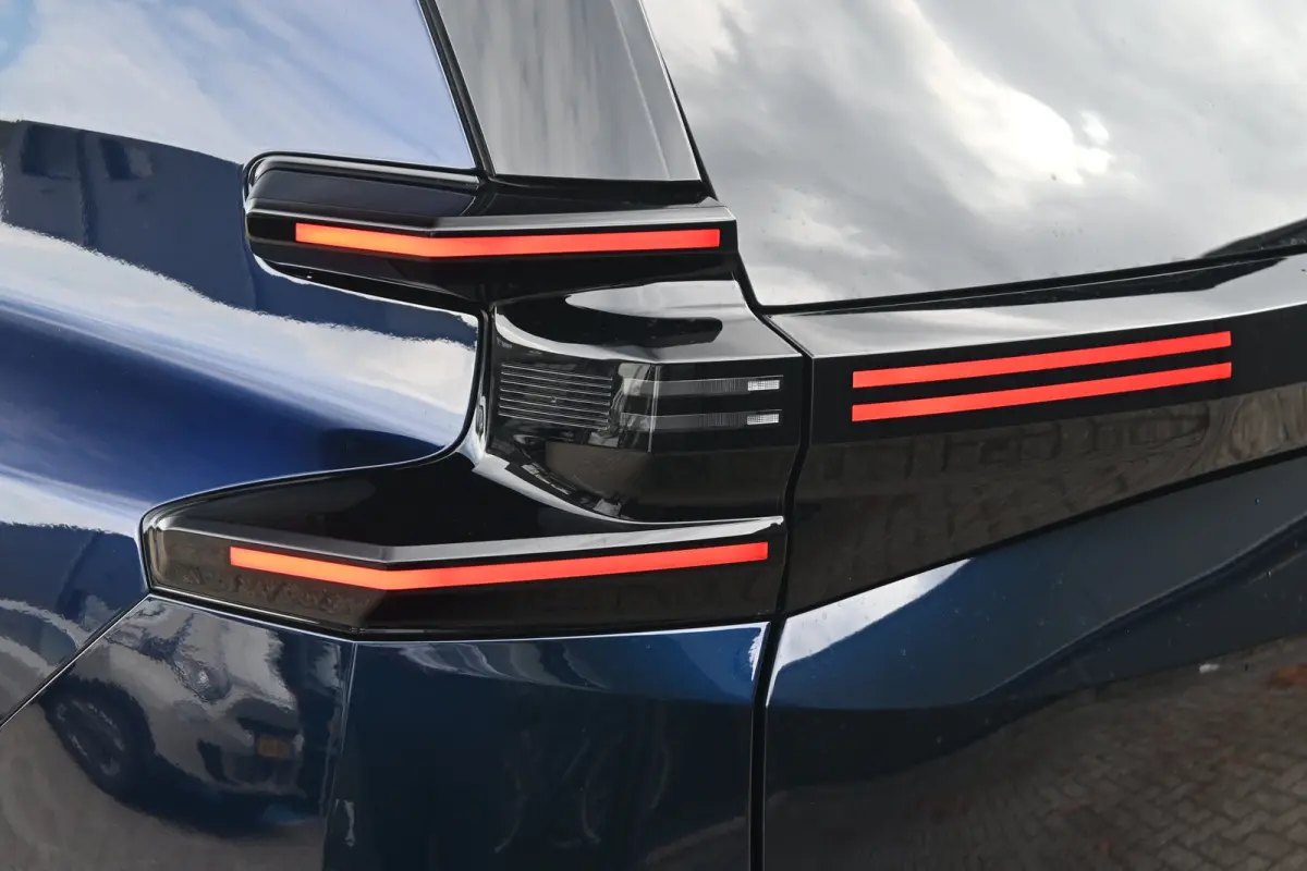 Max tot 8 Jaar Garantie ! | Achterbank in 40-20-40 configuratie neerklapbaar | Achterlichten LED | Adaptive cruisecontrol (Adaptive Cruise Control)