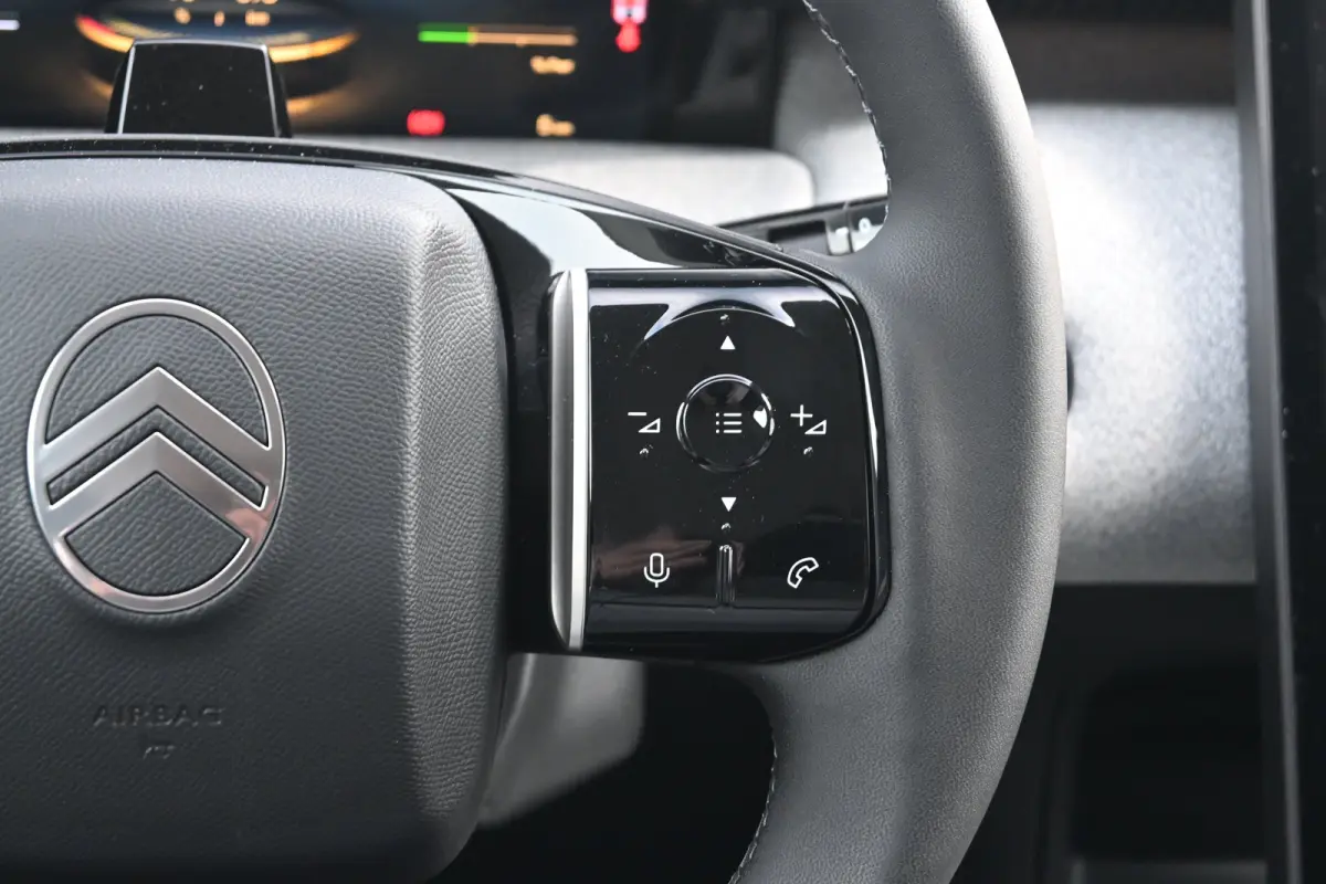 Max tot 8 Jaar Garantie ! | Achterbank in 40-20-40 configuratie neerklapbaar | Achterlichten LED | Adaptive cruisecontrol (Adaptive Cruise Control)