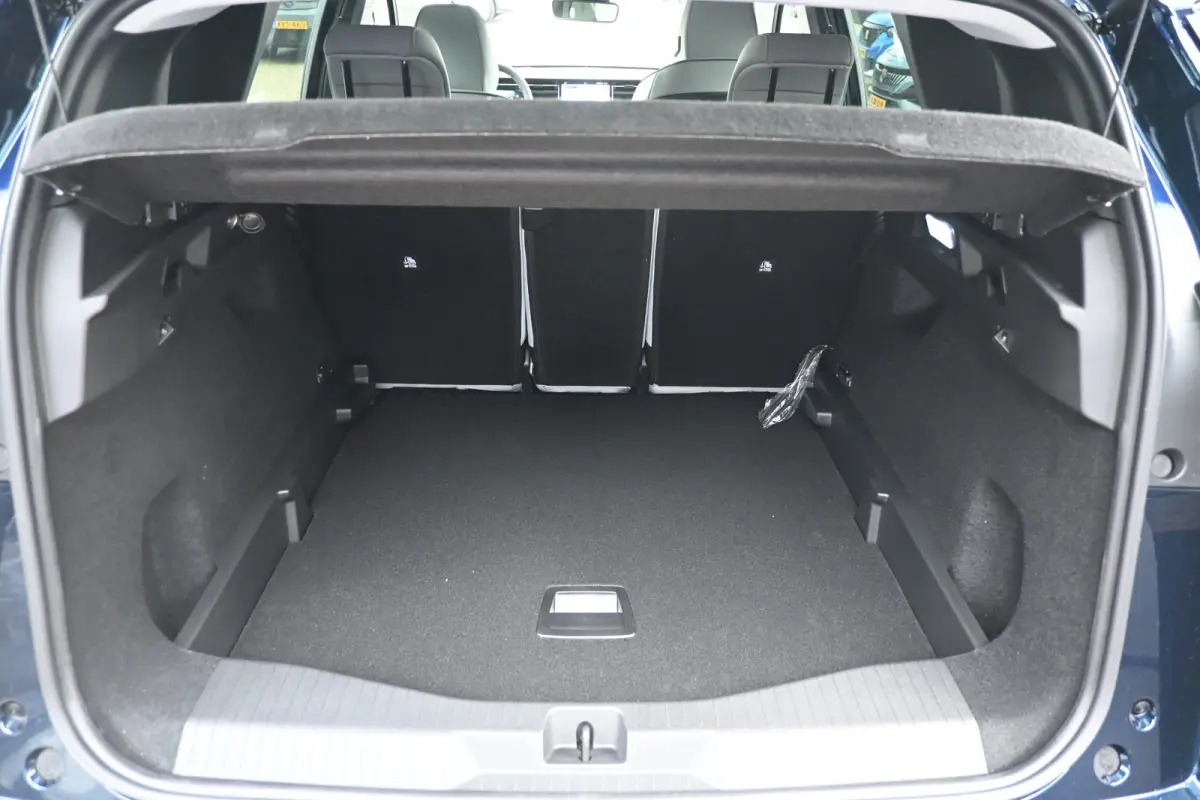 Max tot 8 Jaar Garantie ! | Achterbank in 40-20-40 configuratie neerklapbaar | Achterlichten LED | Adaptive cruisecontrol (Adaptive Cruise Control)