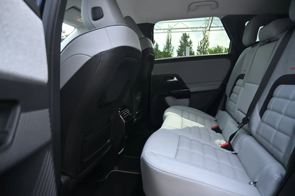 Max tot 8 Jaar Garantie ! | Achterbank in 40-20-40 configuratie neerklapbaar | Achterlichten LED | Adaptive cruisecontrol (Adaptive Cruise Control)