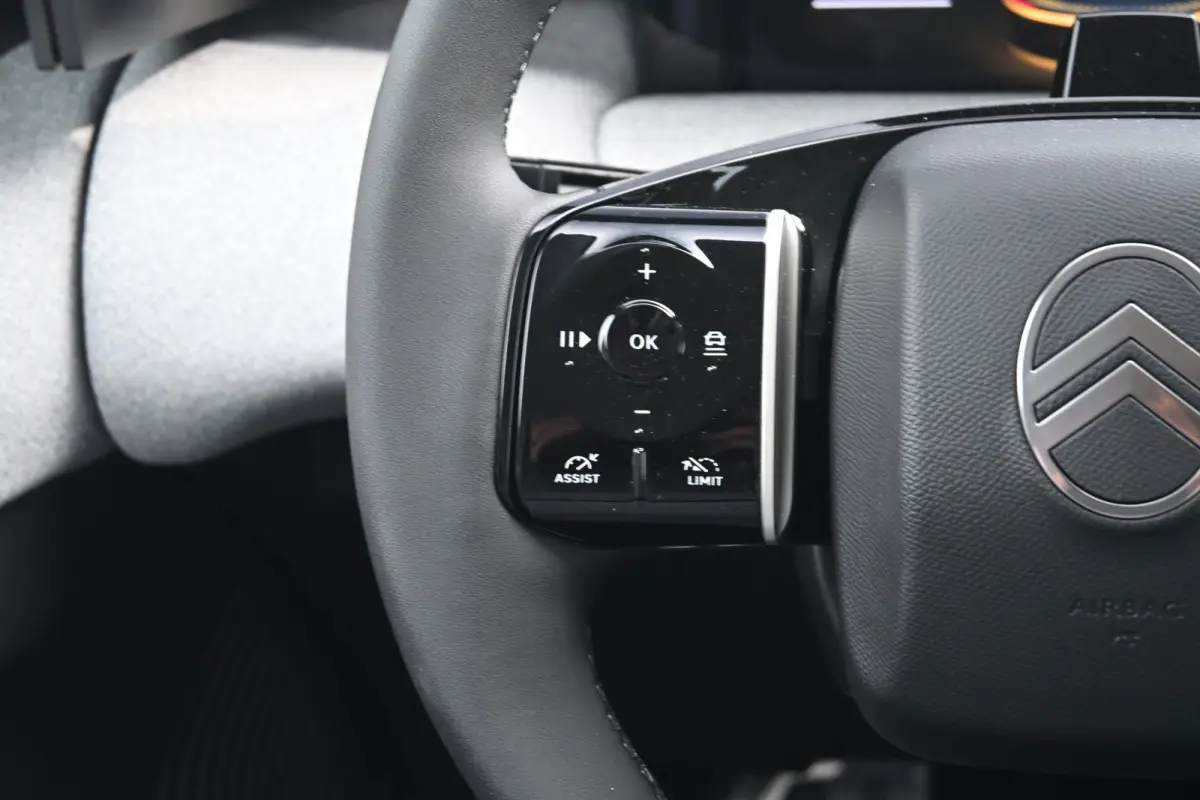 Max tot 8 Jaar Garantie ! | Achterbank in 40-20-40 configuratie neerklapbaar | Achterlichten LED | Adaptive cruisecontrol (Adaptive Cruise Control)