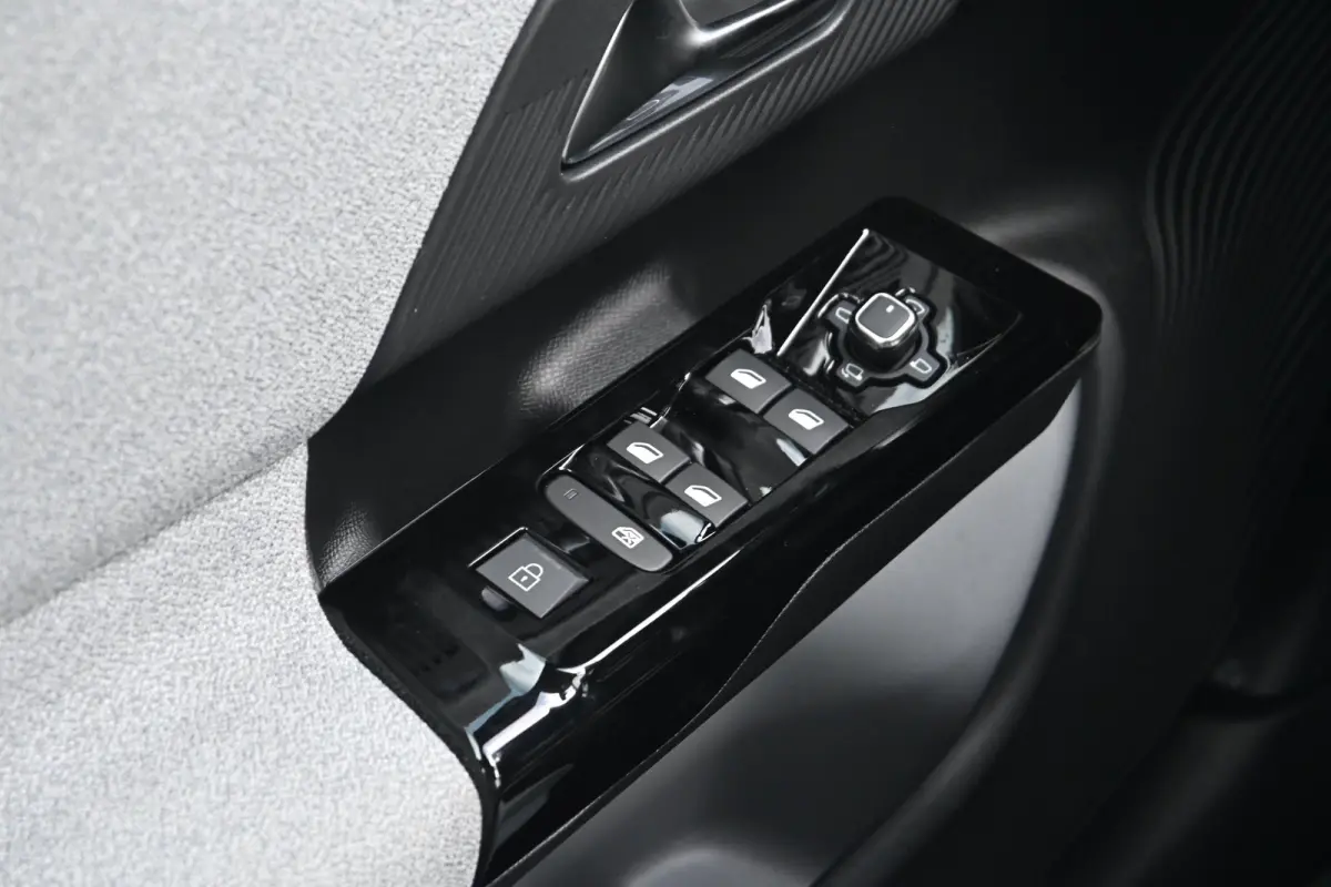 Max tot 8 Jaar Garantie ! | Achterbank in 40-20-40 configuratie neerklapbaar | Achterlichten LED | Adaptive cruisecontrol (Adaptive Cruise Control)