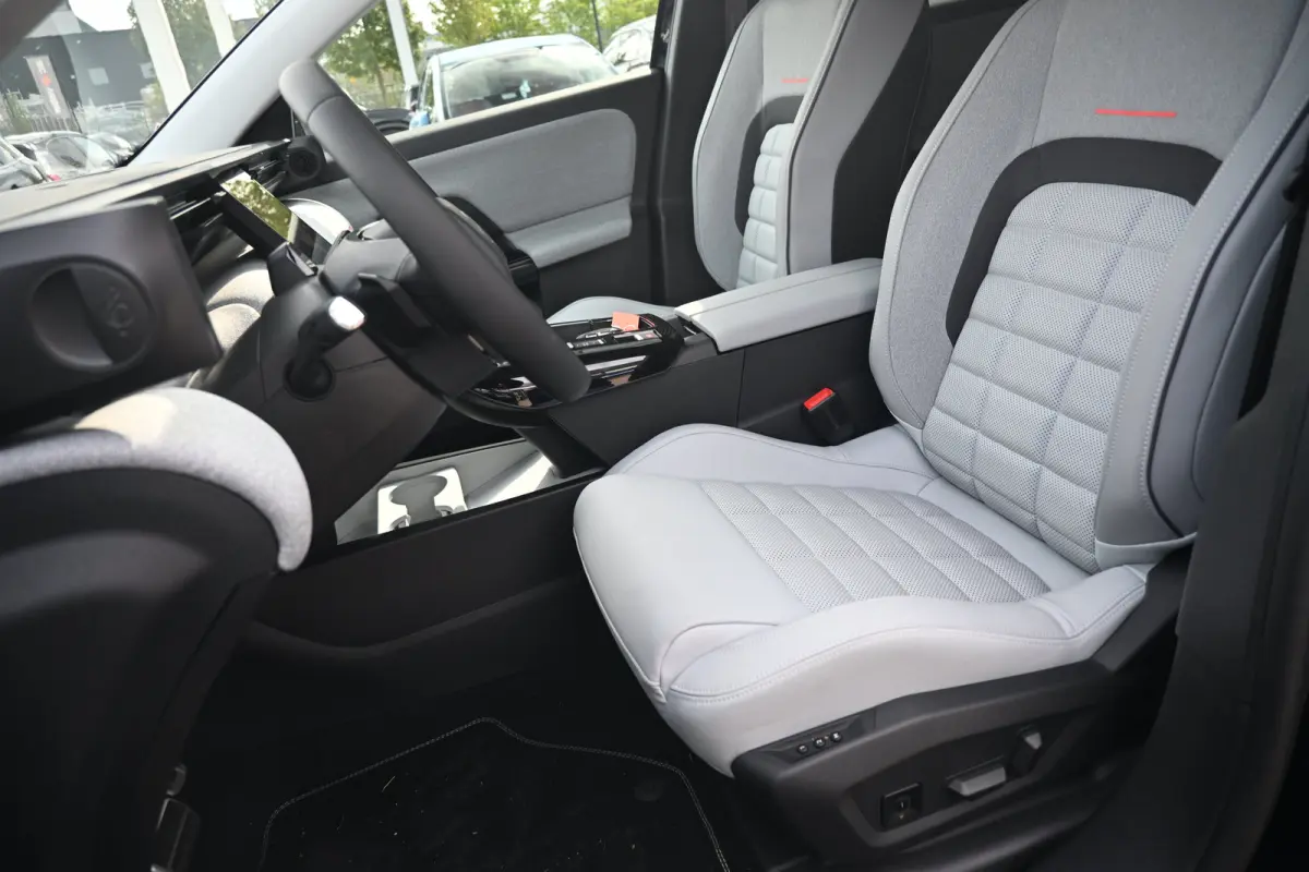 Max tot 8 Jaar Garantie ! | Achterbank in 40-20-40 configuratie neerklapbaar | Achterlichten LED | Adaptive cruisecontrol (Adaptive Cruise Control)