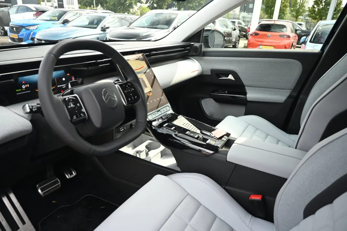 Max tot 8 Jaar Garantie ! | Achterbank in 40-20-40 configuratie neerklapbaar | Achterlichten LED | Adaptive cruisecontrol (Adaptive Cruise Control)
